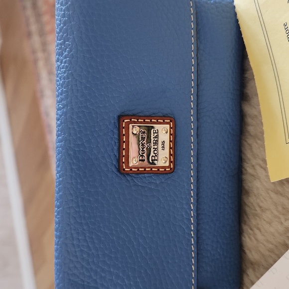 Gorgeous NWT Dooney & Bourke Blue Pebbled Leather Flap Over Wristlet 💙 - Picture 2 of 15